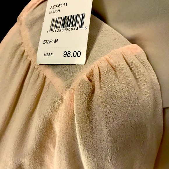 💰SOLD💰Astr Short Sleeve Blush Romper w/ Plunging Neckline - Picture 7 of 8